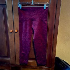 Spanx ankle length xl leggings, dark cranberry pattern. Super pretty.